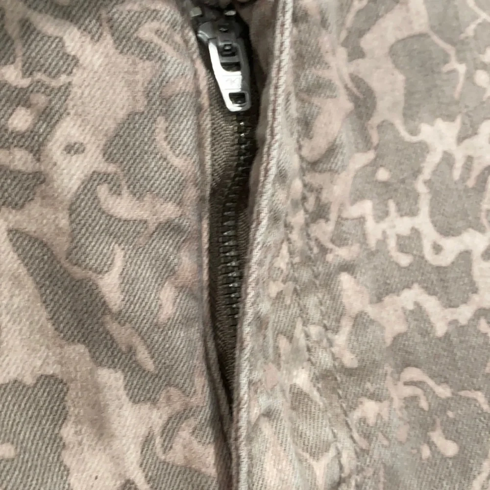 Final Sale 👀 No More Low Offers PILCRO FLOCKED HIGH-RISE LEGGINGS Size 27 Petite - Picture 11 of 14